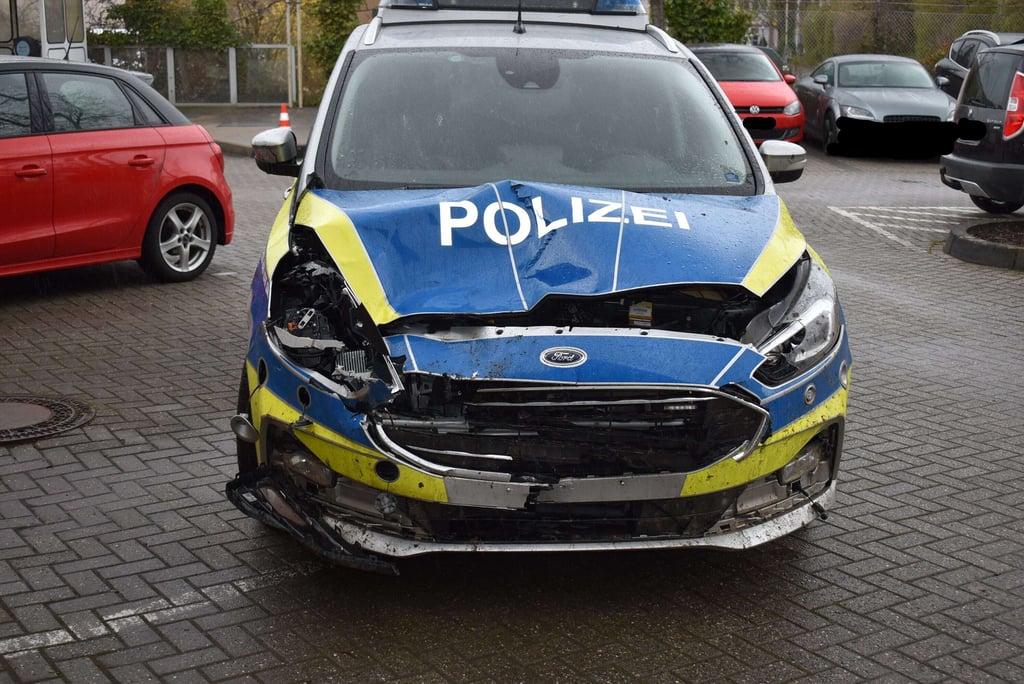 Eins der beiden in der Nacht während der Verfolgung in der Eifel beschädigten Polizeiautos bei der Polizei im Kreis Euskirchen.