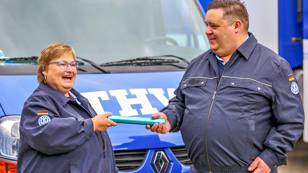 Die bisherige Ortsbeauftragte, Carola Walther, übergibt den Staffelstab an Lars Pohle.