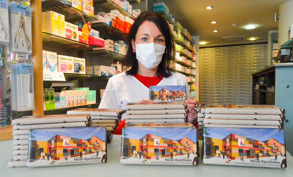 Claudia Schönrock, die als pharmazeutisch-technische Assistentin in der Neuen Apotheke in Hohenmölsen arbeitet, präsentiert eine Vielzahl an Tafeln Schokolade, die es in der Apotheke derzeit bei jedem Einkauf kostenlos mit dazu gibt.