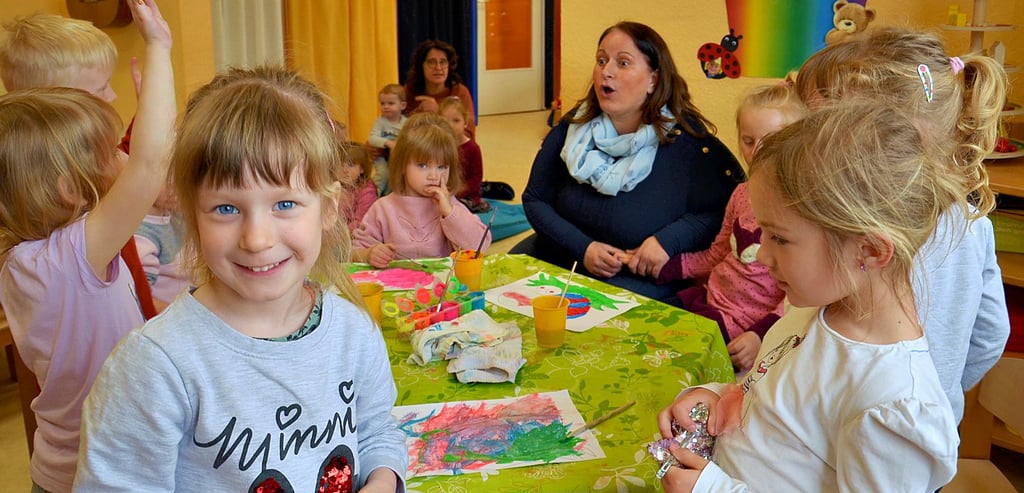 Nancy Schmidt (am Tisch) stellte sich den Kindern der Kita Regenbogen vor. Die Leiterin der Kita „Leopoldshaller Spatzennest“ ist mit Übernahme der Hohenerxleber Einrichtung durch die Stadt Staßfurt nun auch für die Kita „Regenbogen“ verantwortlich.