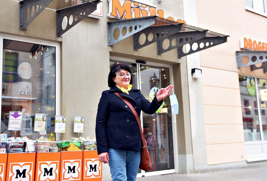Kunden wie Marlit Geßner können selbst entscheiden, ob sie in der Müller-Drogerie in Köthen eine Maske tragen oder nicht.