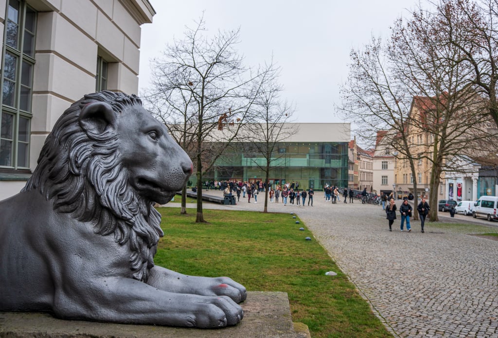 Symbol für die Martin-Luther-Universität Halle-Wittenberg: Löwenfigur am Hauptgebäude