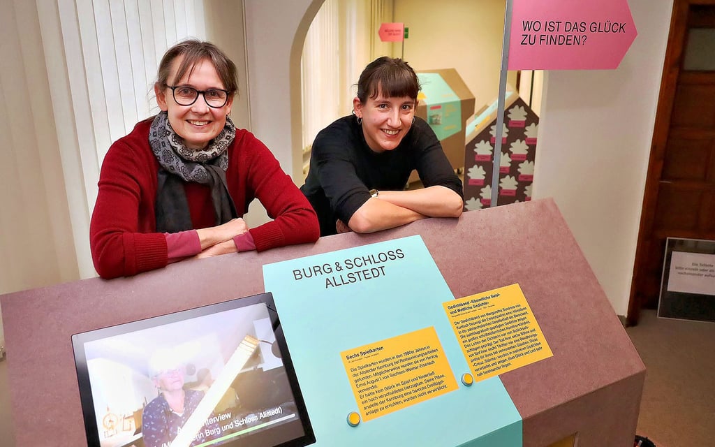 Museumschefin Monika Frohriep (links) und Projektleiterin Julia Reinboth an der Station des Burg- und Schlossmuseums Allstedt.