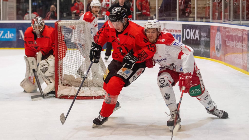 Halles  Erik Hoffmann im Duell mit Regensburgs Matteo Stöhr.