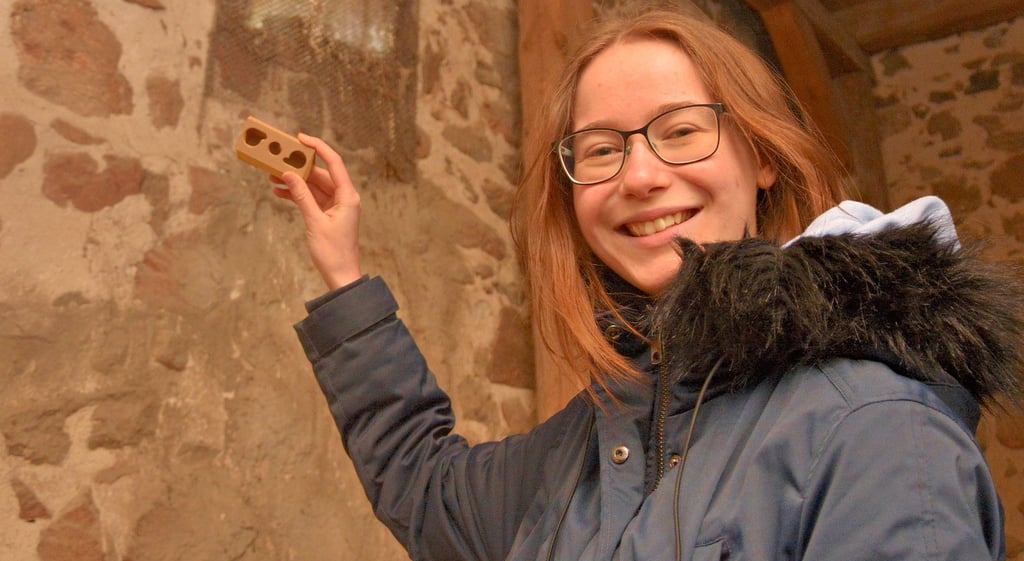 Katharina Bade aus Magdeburg zeigt eine Schutzhülle für eine Web-Kamera, die in einem Nistkasten in der Detershagener Dorfkirche installiert werden soll, um das Brutverhalten zu dokumentieren.
