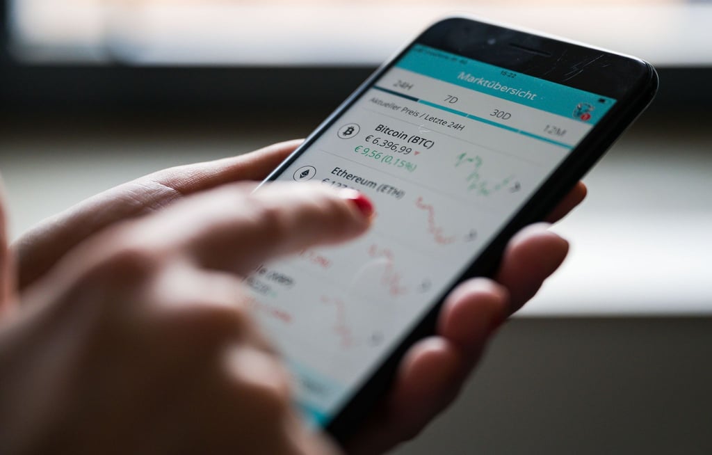 Anlegerinnen und Anleger können Kryptowährungen wie Bitcoin, Ethereum, Litecoin und Ripple bequem per Smartphone kaufen und verkaufen.