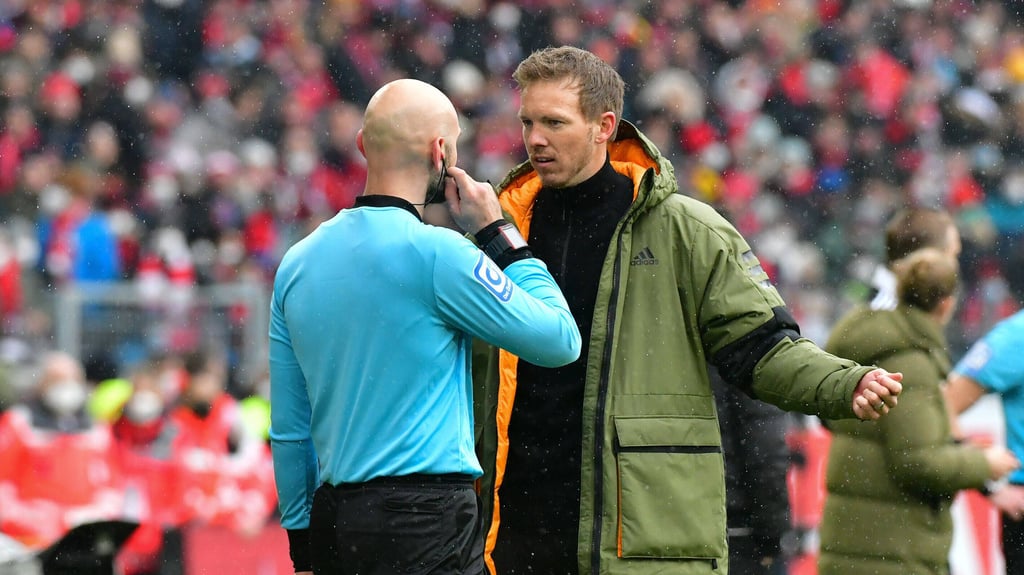 Bayern-Trainer Julian Nagelsmann bespricht sich mit&nbsp;Linienrichter Benedikt Kempkes.