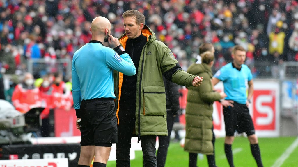 Bayern-Trainer Julian Nagelsmann bespricht sich mit Linienrichter Benedikt Kempkes.