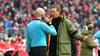 Bayern-Trainer Julian Nagelsmann bespricht sich mit&nbsp;Linienrichter Benedikt Kempkes.