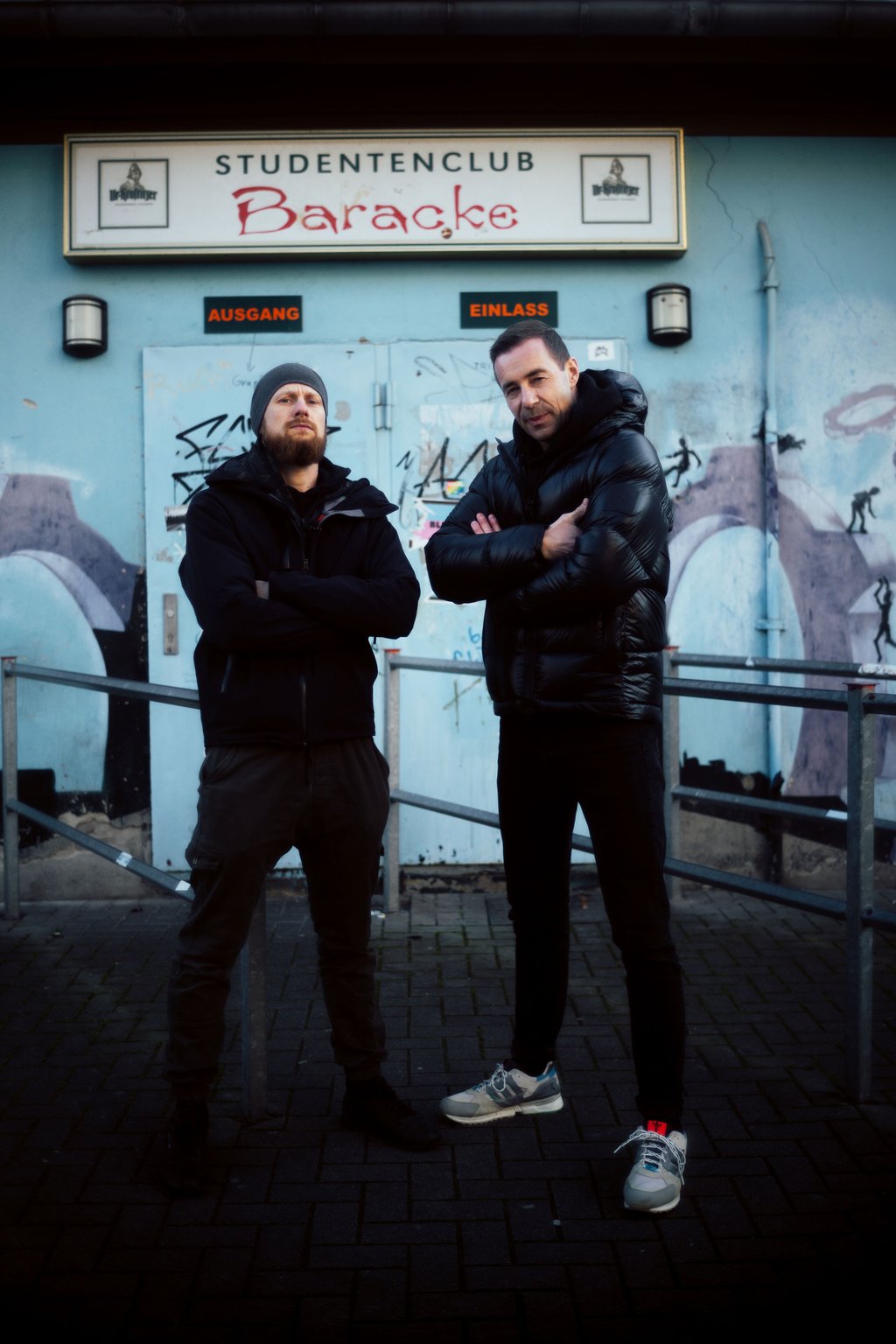 TV-Moderator Kai Pflaume und Abenteuer Fritz Meinecke stehen vor dem Studetenclub Baracke in Magdeburg und tauschen lustige Party-Geschichten aus.