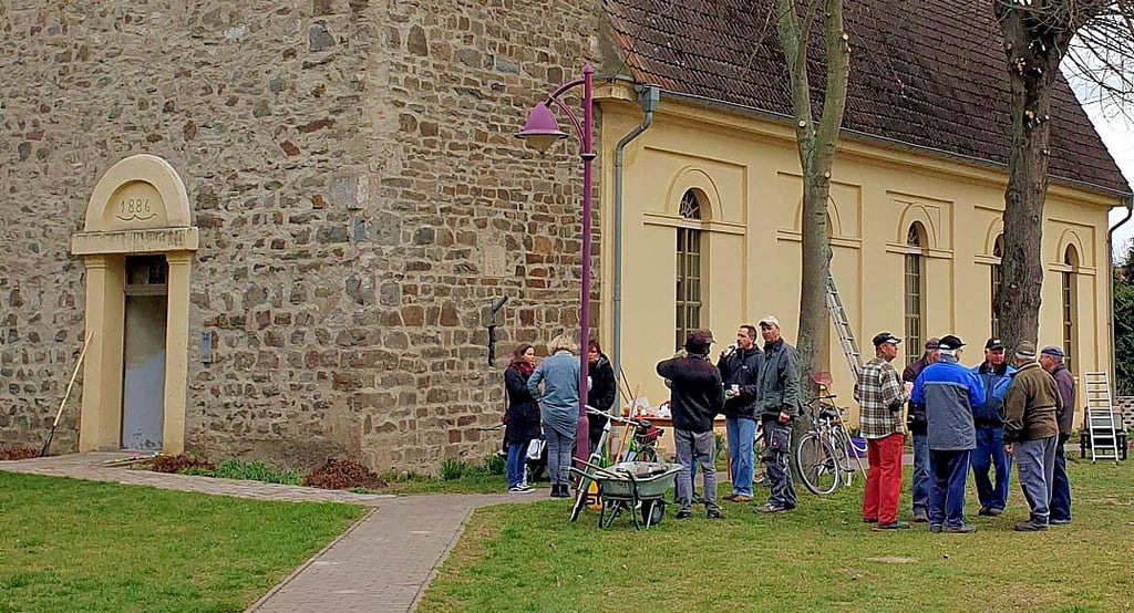 Nach mehreren Stunden Putzen und Werkeln mit zahlreichen Helfern kann sich das Umfeld der Bornstedter Kirche wieder sehen lassen.