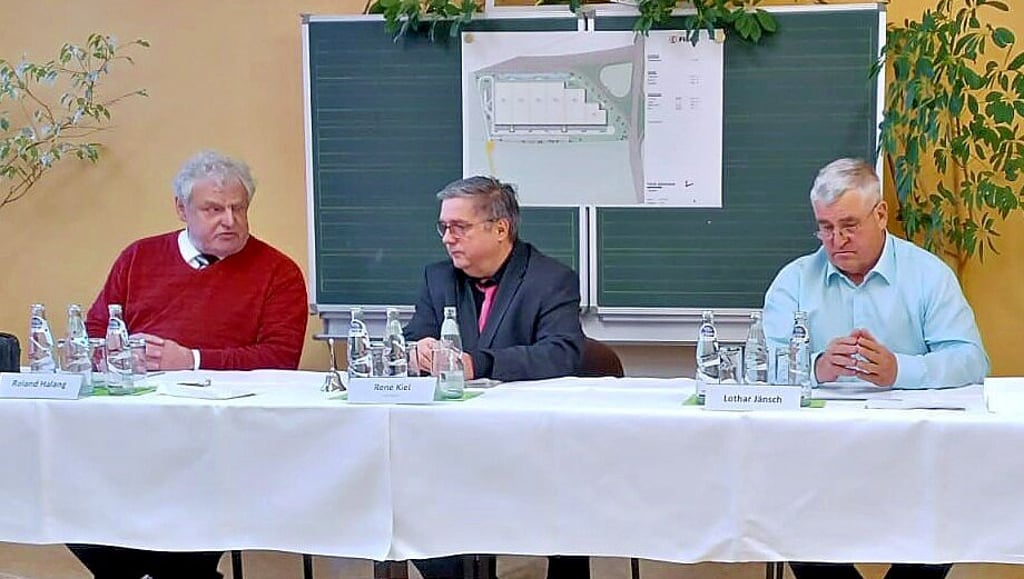 Roland Halang (links) und Lothar Jänsch (rechts) beim Bürgerforum in Ilberstedt, das von René Kiel moderiert wurde.
