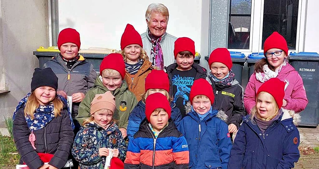 Feuerwehrrote Mützen tragen die „Firebirds“ der Calvörder Kinderfeuerwehr. Calvördes Ortsteilbeauftragte Heidemarie Schweickert überbrachte die wärmenden Kopfbedeckungen.