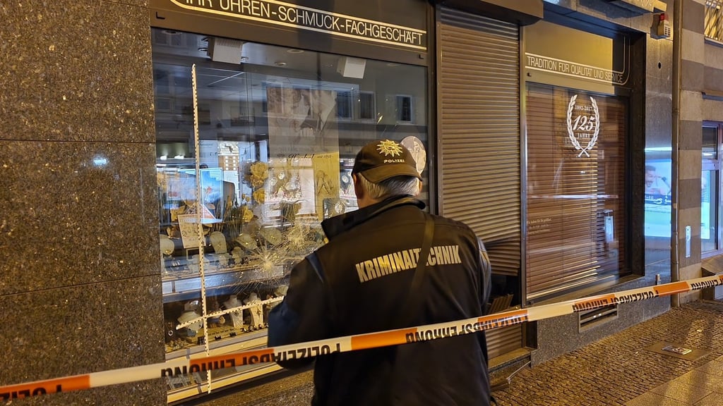 Die Polizei sicherte nachts die Spuren und stellte den Täter.