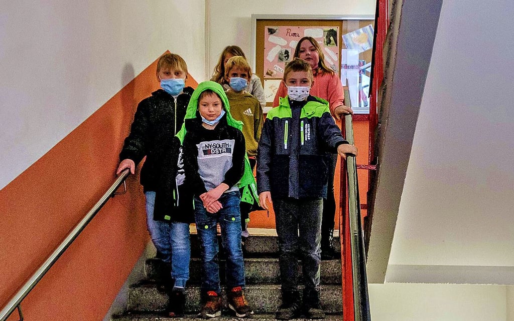 Manche tragen noch eine Maske, andere fühlen sich aber auch ohne sicher auf den Fluren der Gräfenhainichener Schule „An der Lindenallee“.