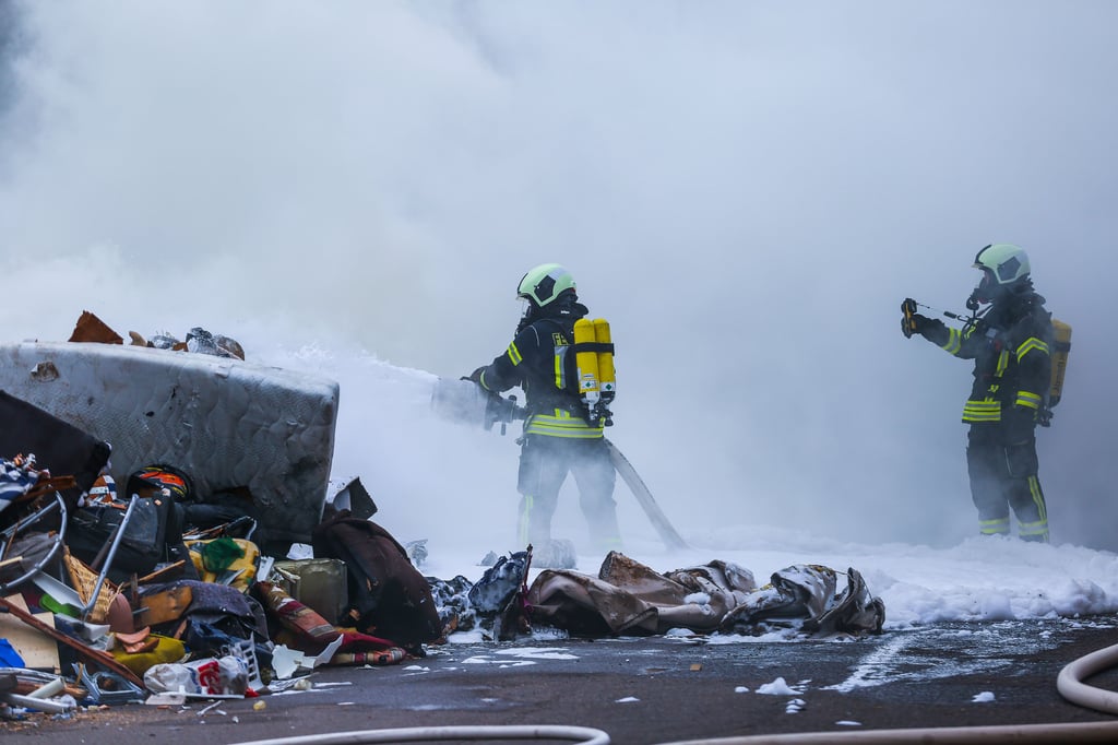 Brand in der Abbestraße in Merseburg: Die Feuerwehr löscht Sperrmüll mit Schaum.