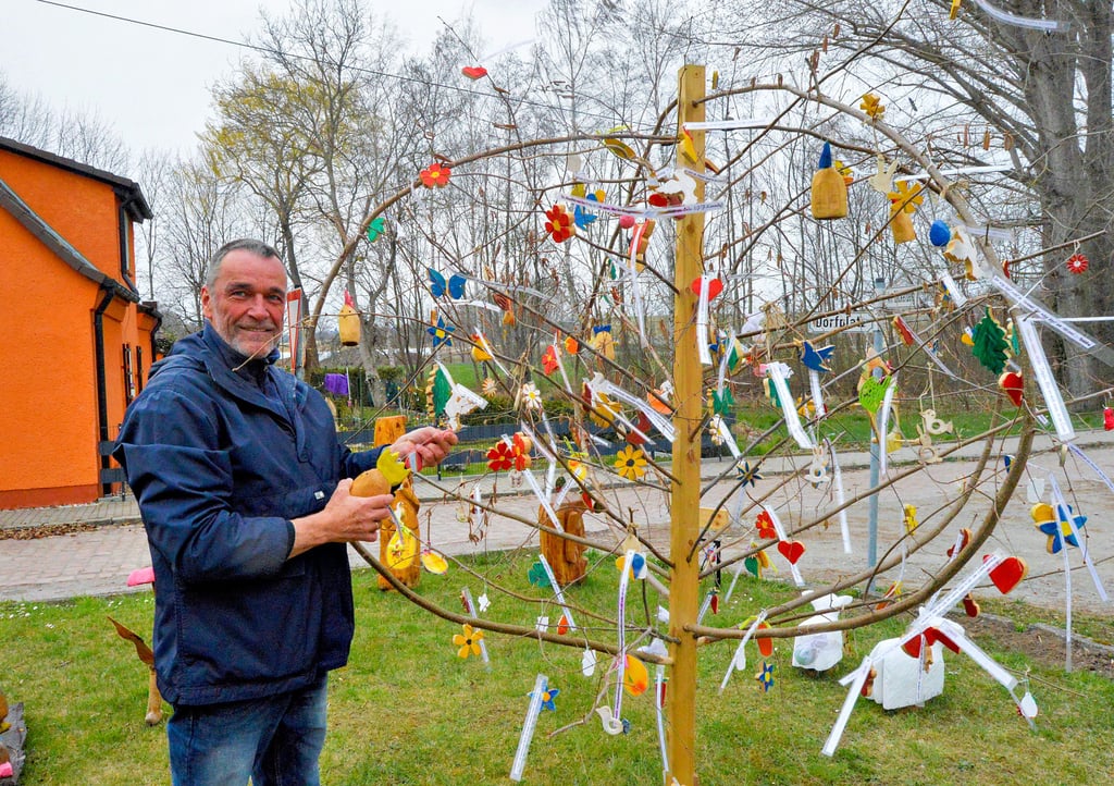 Hobbykünstler Klaus Pilz dekoriert den Osterbaum in Oberwerschen.