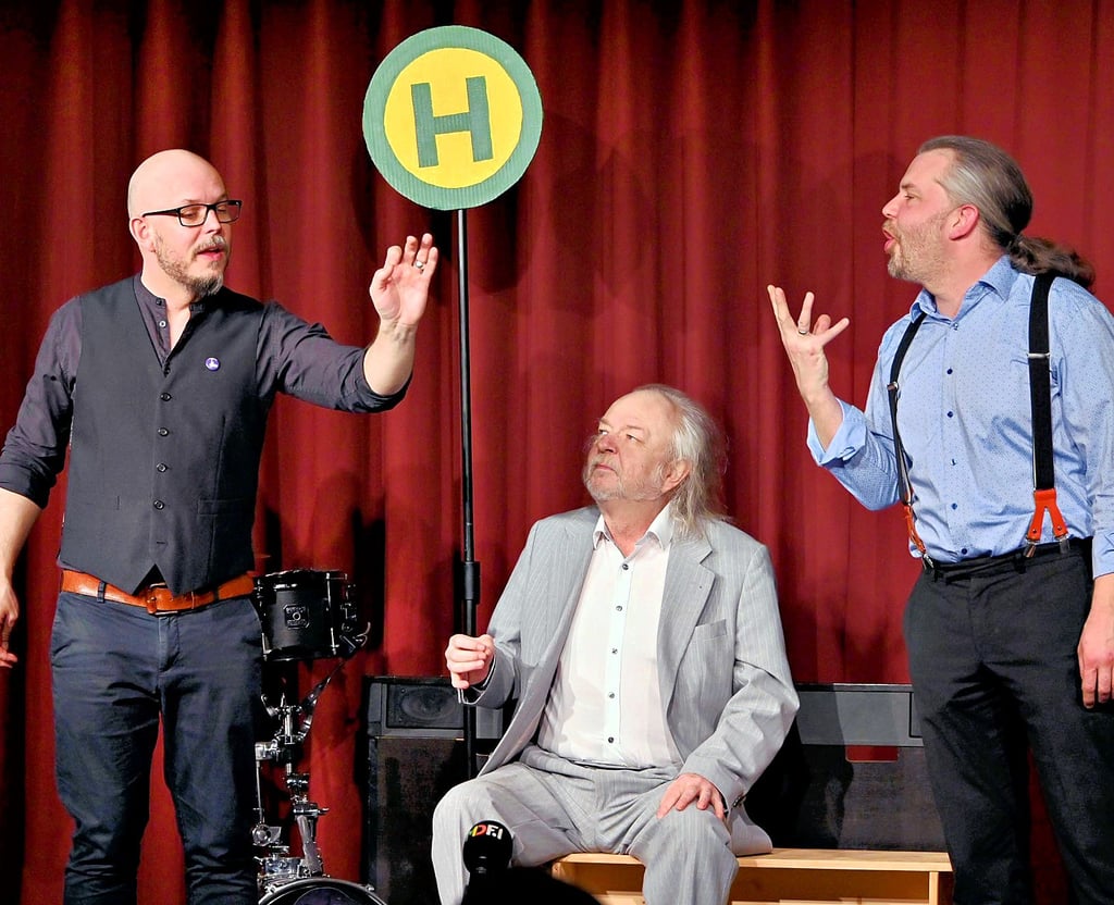 Wenn die Kabarettisten Tobias, Frank und Sebastian Hengstmann (v.l.) an einer Haltestelle auf den Bus warten, bleibt Zeit zum Diskutieren.