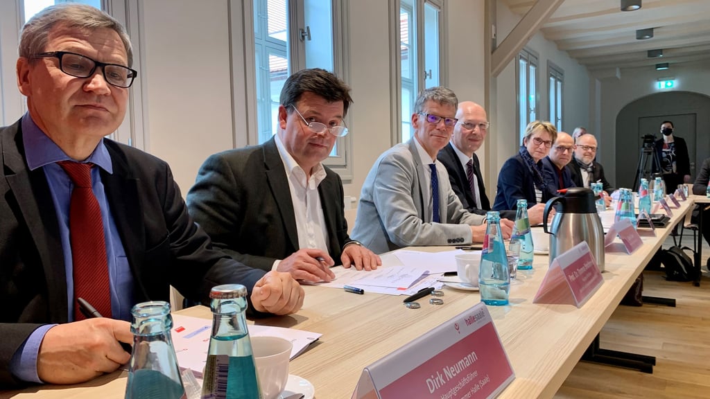 Sieben auf einen Streich: Dirk Neumann (Handwerkskammer), Thomas Brockmeier (IHK), Bürgermeister Egbert Geier, Jan Kaltofen (Jobcenter), Simone Meißner (Agentur für Arbeit), Karsten Priedemann (DGB) und Gerd Woldmann (Mittelstands-Verein) unterzeichneten die Vereinbarung.