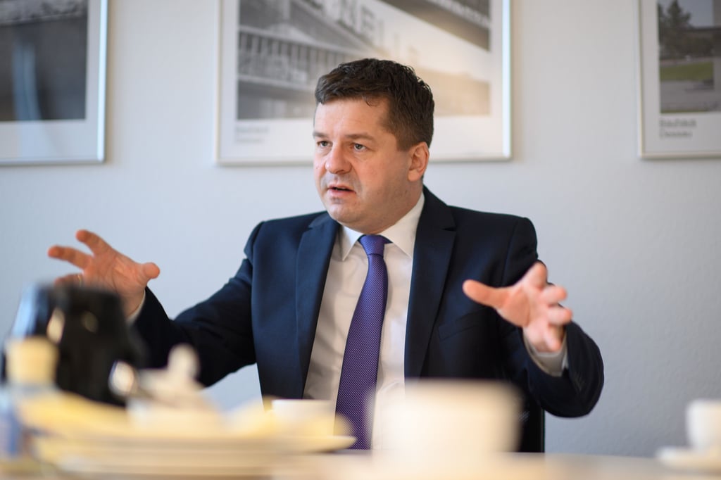 Sachsen-Anhalts Wirtschaftsminister Schulze: Ein schneller Importstopp für Öl und Gas aus Russland würde die Industrie im Land vor massive Probleme stellen.