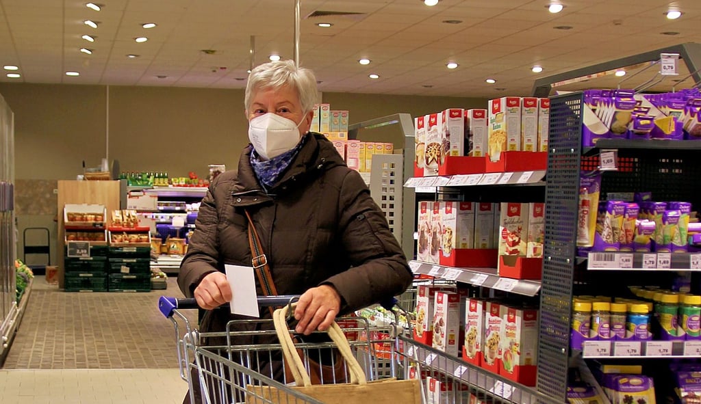 Bettina Hartmann geht weiter mit Maske einkaufen.