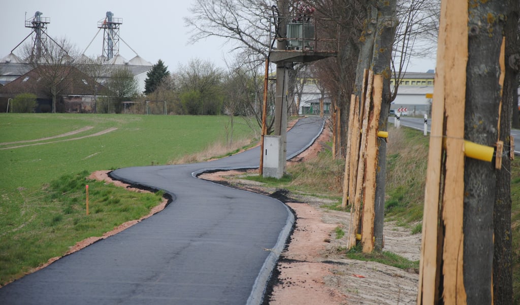 Auf dem Radweg von Bandau über Jeben nach Beetzendorf wurde die neue Bitumenschicht aufgebracht.