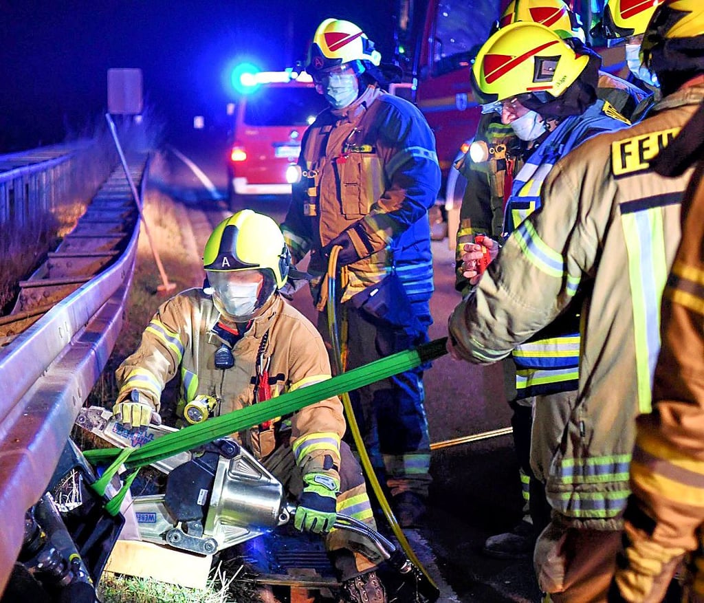 Hilfeleistung nach einem Verkehrsunfall auf der B189 bei Wolmirstedt: Das im Dienst Gelernte konnte hier umgesetzt werden.