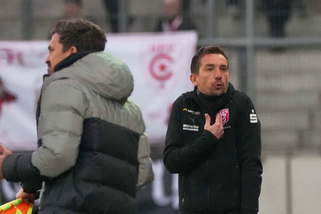 Die Trainer Thomas Stamm (l./SC Freiburg II) und André Meyer (r./HFC) nahmen das Spiel höchst unterschiedlich wahr.