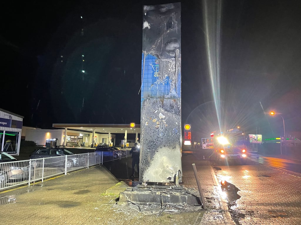 Eine elektronisch betriebene Werbetafel hat am Dienstag (5. April) in Thale in Brand geraten. Die Feuerwehr rückte mit 12 Kameraden aus. Die Brandursache ist unklar.