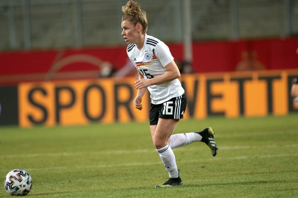Deutschlands Linda Dallmann spielt den Ball.