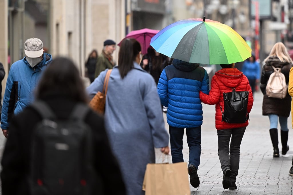 Zahlreiche Menschen gehen durch eine Einkaufsstraße in Köln.