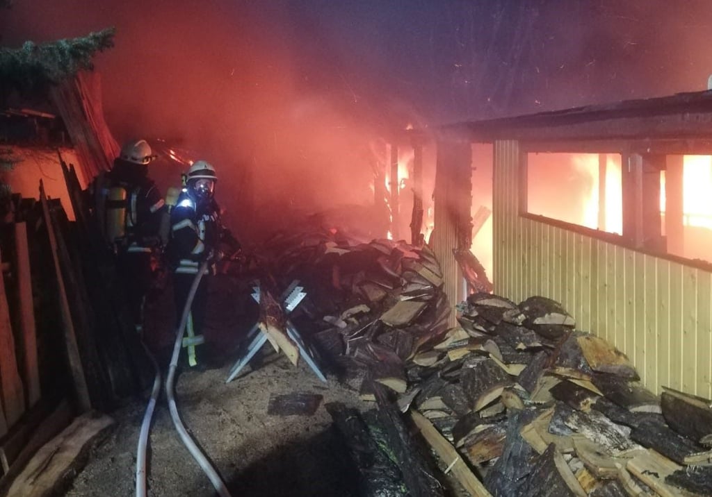 Beim Eintreffen der ersten Einsatzkräfte stand die Gartenlaube bereits in Flammen.