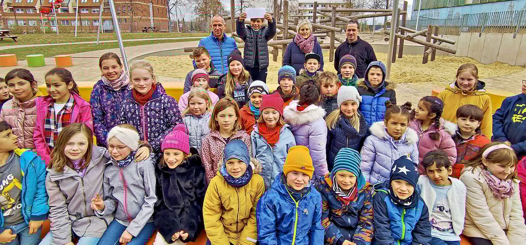 Die sportlichen Regenstein-Schüler, die ganz dem Namen ihrer Schule verpflichtet, am Regensteinlauf teilgenommen haben. Dafür gab es von Unternehmer Steffen Kasper (hinten links) eine kleine Prämie, die er an den laufschnellsten Jungen der Schule überreichte: Johannes Jahns.