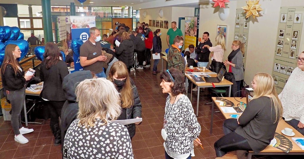 An Ständen auf zwei Ebenen der Dardesheimer Aula konnten sich die Schüler über verschiedenste Berufe informieren.