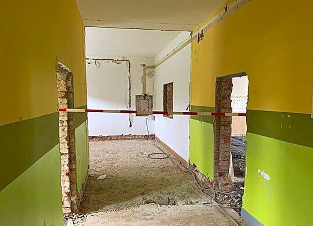 Gefährliche Zustände: Während der Altbauteil der Eckartsbergaer Grundschule entkernt wurde, fielen Steine aus den Zimmerdecken.