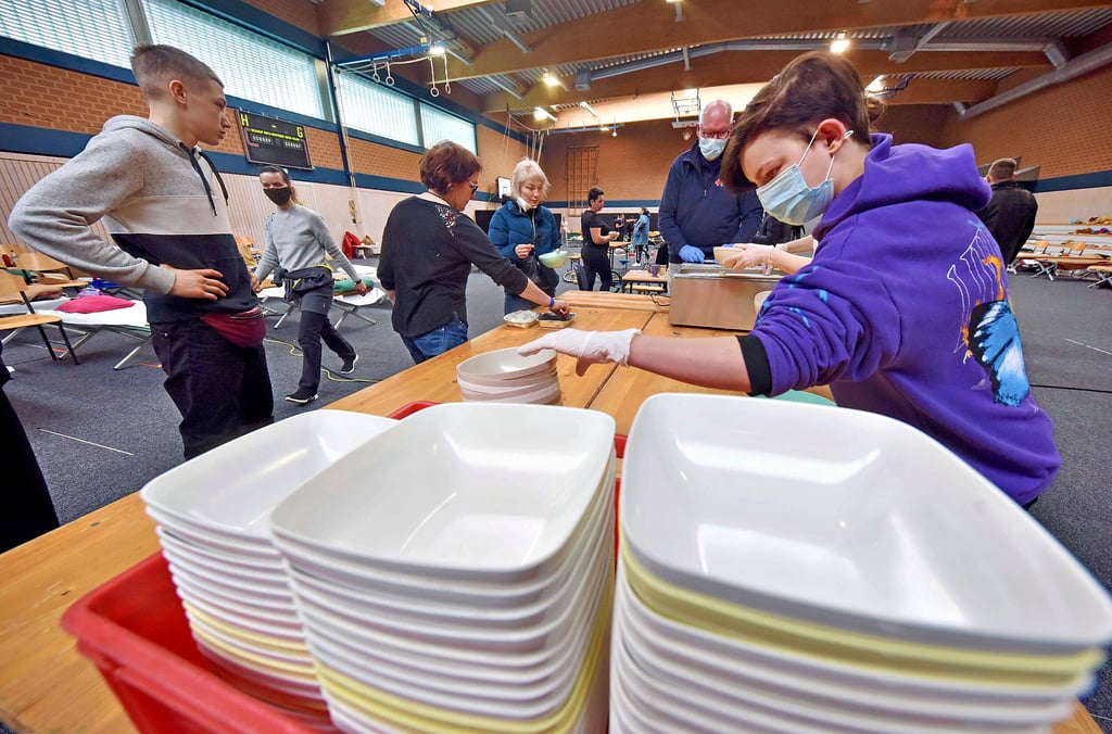Das Deutsche Rote Kreuz versorgt die Flüchtlinge, die in der Brauereiturnhalle in Bitterfeld untergebracht sind.