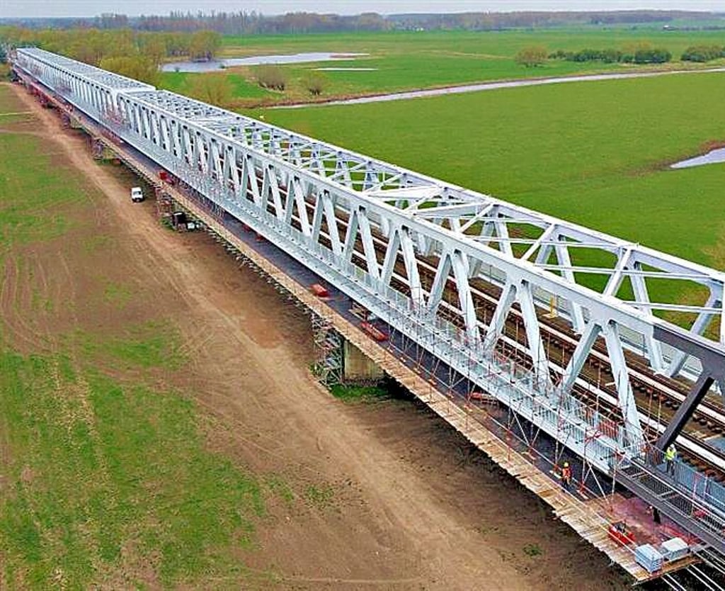Die Deutsche Bahn lässt die Eisenbahnbrücke über den Elbestrom sanieren. Sie ist die kürzeste Verbindung zwischen Seehausen in der Altmark und Wittenberge in der Prignitz über die Elbe.