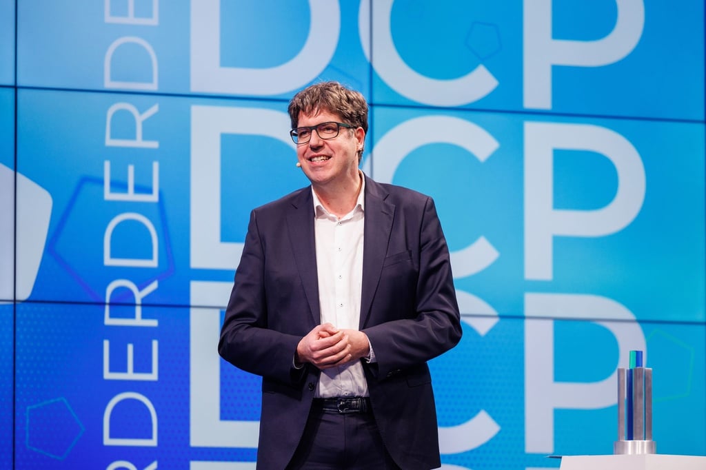 Michael Kellner ist bei der Verleihung des Deutschen Computerspielpreises 2022 als Laudator dabei.