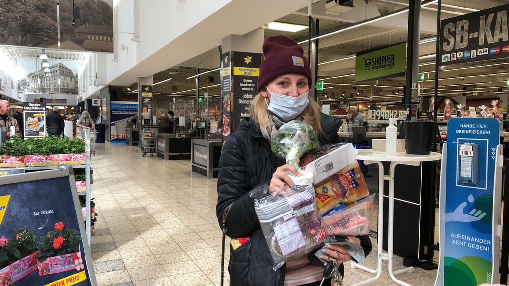 Lydia Hunger aus Weißenfels  achtet beim Einkaufen  vermehrt auf Angebote.