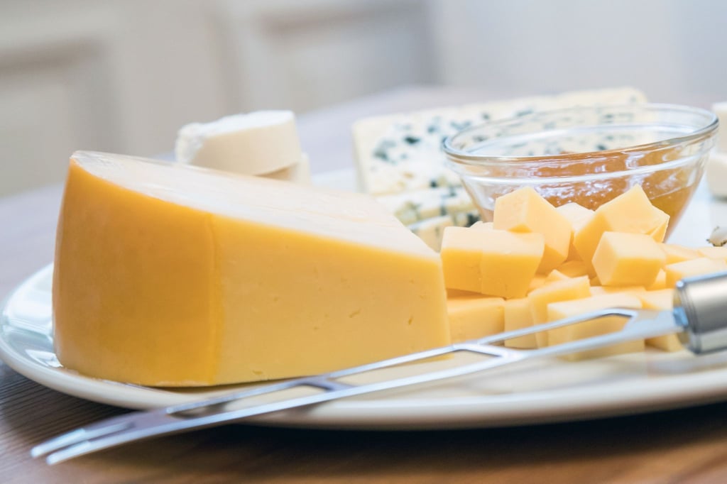 Schimmel auf Hartkäse kann großzügig weggeschnitten werden. Bei Weichkäse gehen die Pilzmyzel tiefer in den Käse. Ist er befallen, wirft man ihn besser weg.