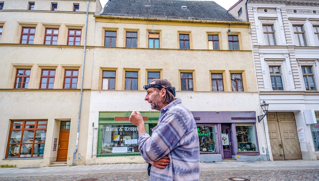 Schwieriges Erbe. Eigentümer Carsten Leopold vor dem Haus seiner Vorfahren. Die Collegienstraße 63 ist der 62a (links) eng verbunden.