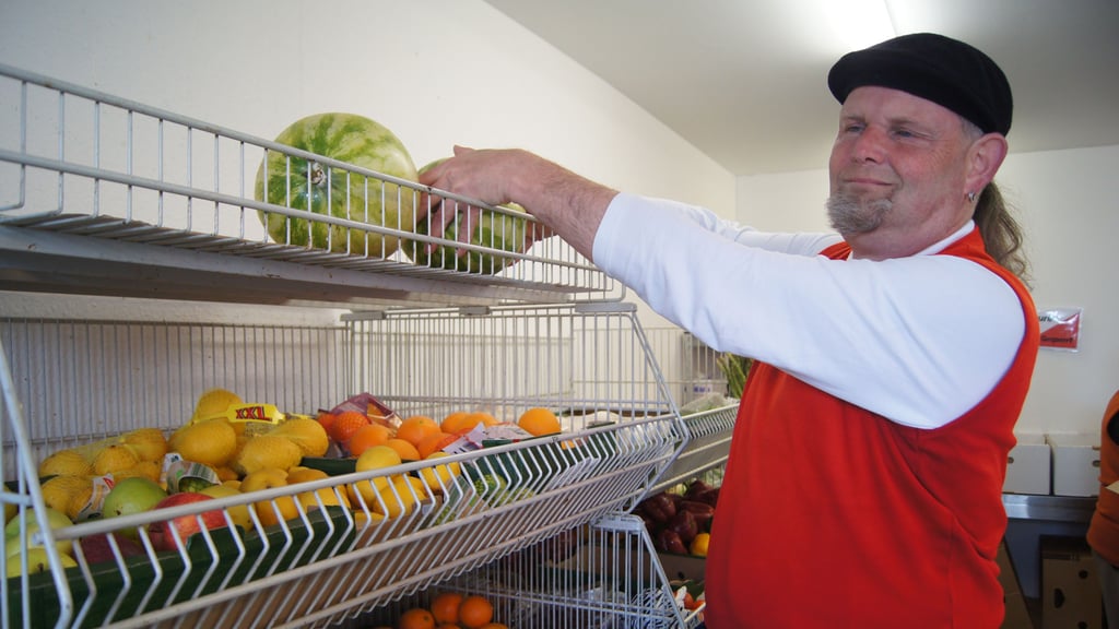 Brot, Konserven, Obst und Gemüse zählen zu den Lebensmitteln, die Michael Krause und andere ehrenamtliche Mitarbeiter der Tafeln an Bedürftige ausgeben. Spenden sind dringend benötigt.