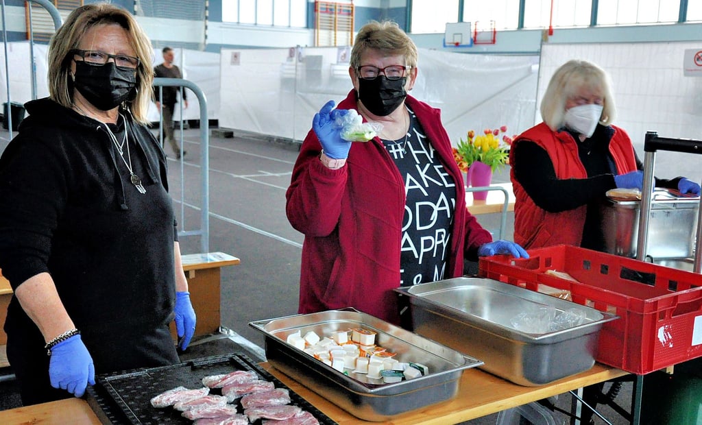 In der Notunterkunft für Geflüchtete aus der Ukraine in der Berufsschule Salzwedel verteilen Christine Wittke, Roswitha Plötz und Angelika Lüdge (v.l.) von der Tafel Lebensmittel.