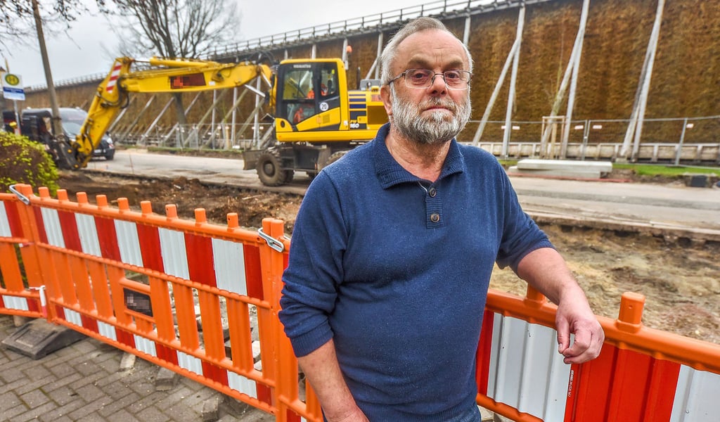 Gerd Pawlak vor der Baustelle an seinem Schmuckgeschäft in Bad Dürrenberg. Er sieht die öffentliche Sicherheit in Gefahr.