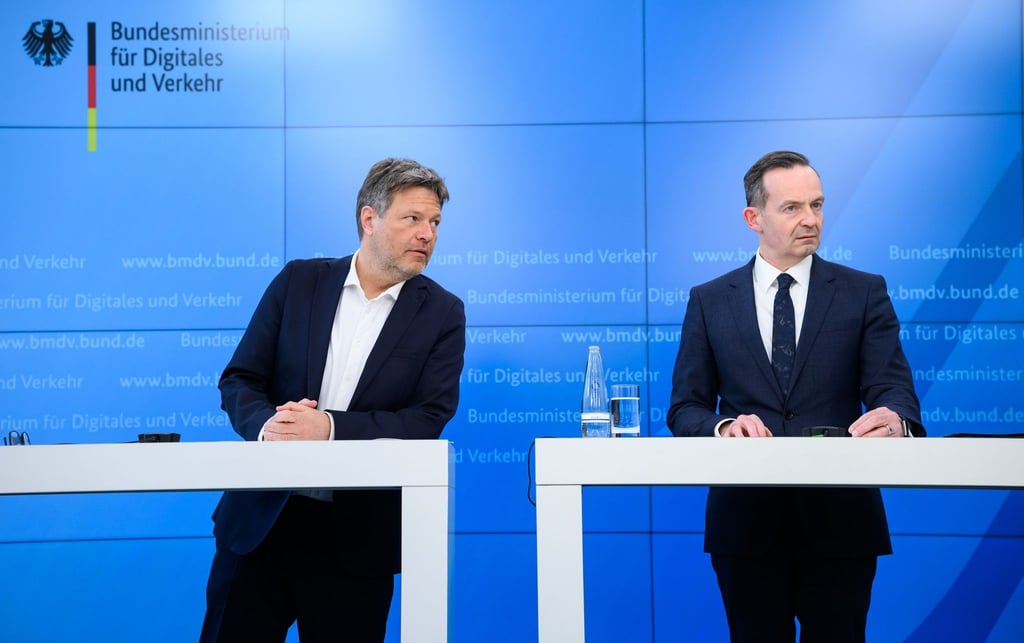 Wirtschaftsminister Robert Habeck (l.) und Verkehrsminister Volker Wissing wollen mehr Flächen für die Windkraft freigeben.