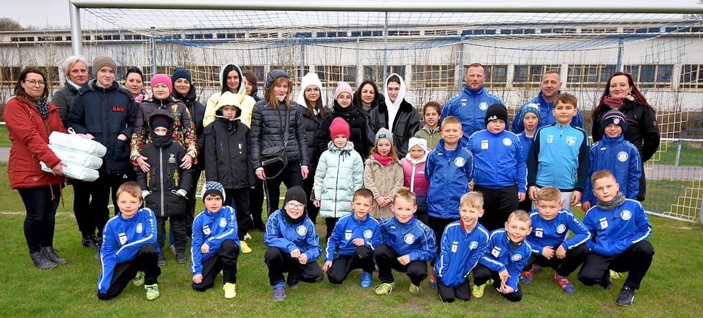 Die kleinen Fußballer der F-Jugend des Sportvereins Fortuna Schneidlingen, ihre Trainer sowie weitere Vereinsvertreter bei der Spendenübergabe an die ukrainischen Flüchtlinge.