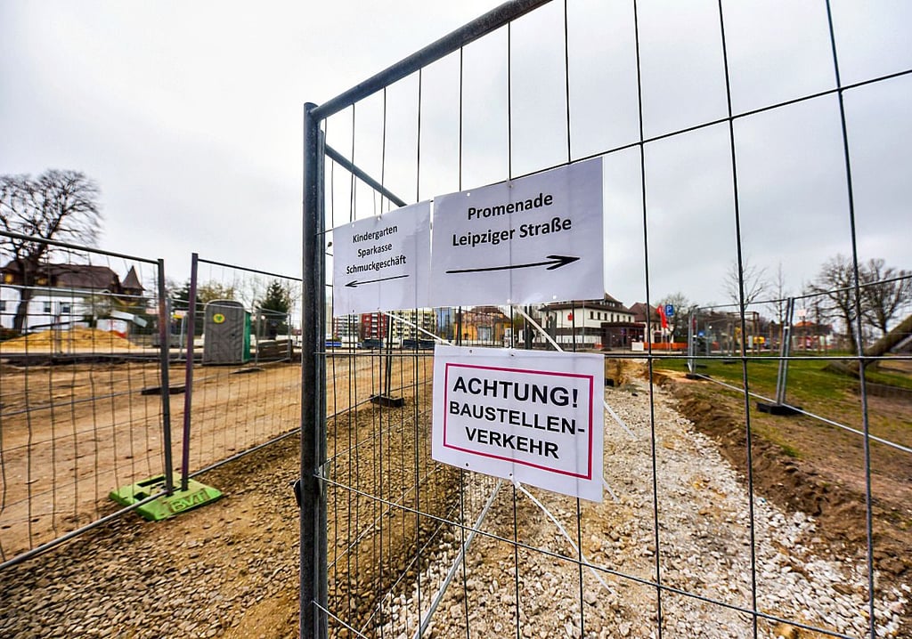 Wer zur Sparkasse oder zum Schmuckladen will, muss die Umleitung gehen.