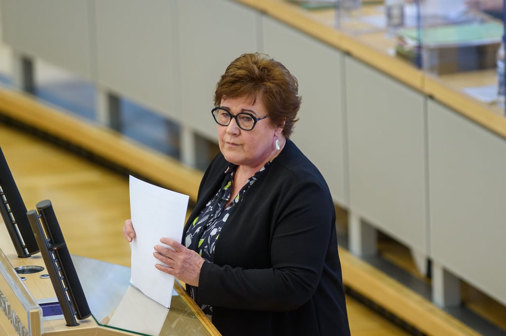 Gesundheitsministerin Petra Grimm-Benne im Plenarsaal des Magdeburger Landtags.