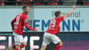 Elias Huth (r.) jubelt über sein Tor zum 1:0 für den HFC gegen Freiburg II.