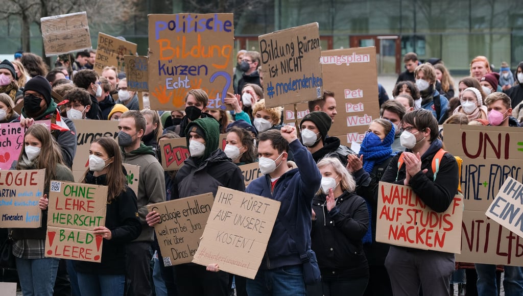 Ein deutliches Zeichen gegen die Kürzungspläne an der Universität Halle setzten gestern mehr als 500 Demoteilnehmer.